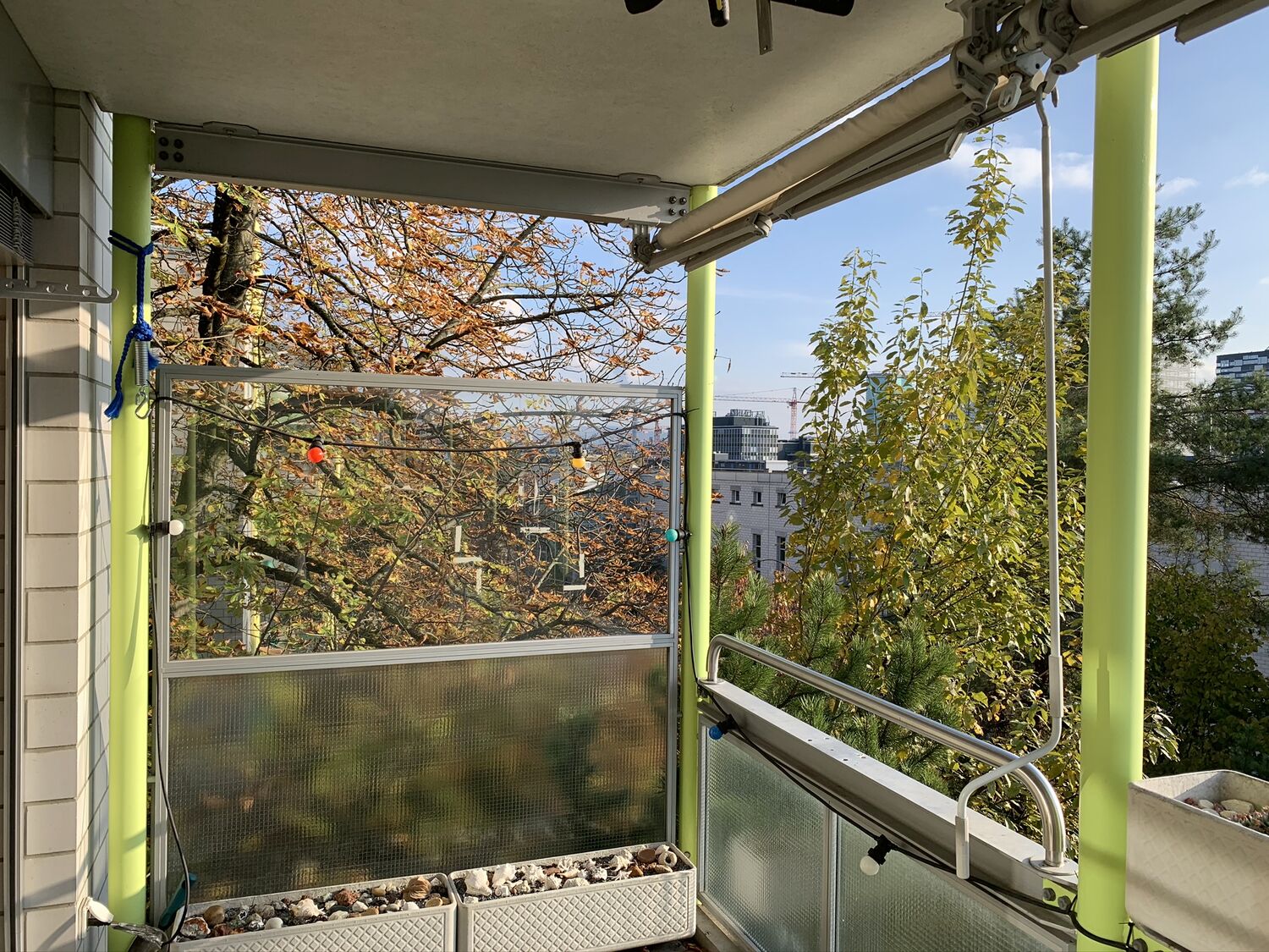 Balkon im Herbstlicht